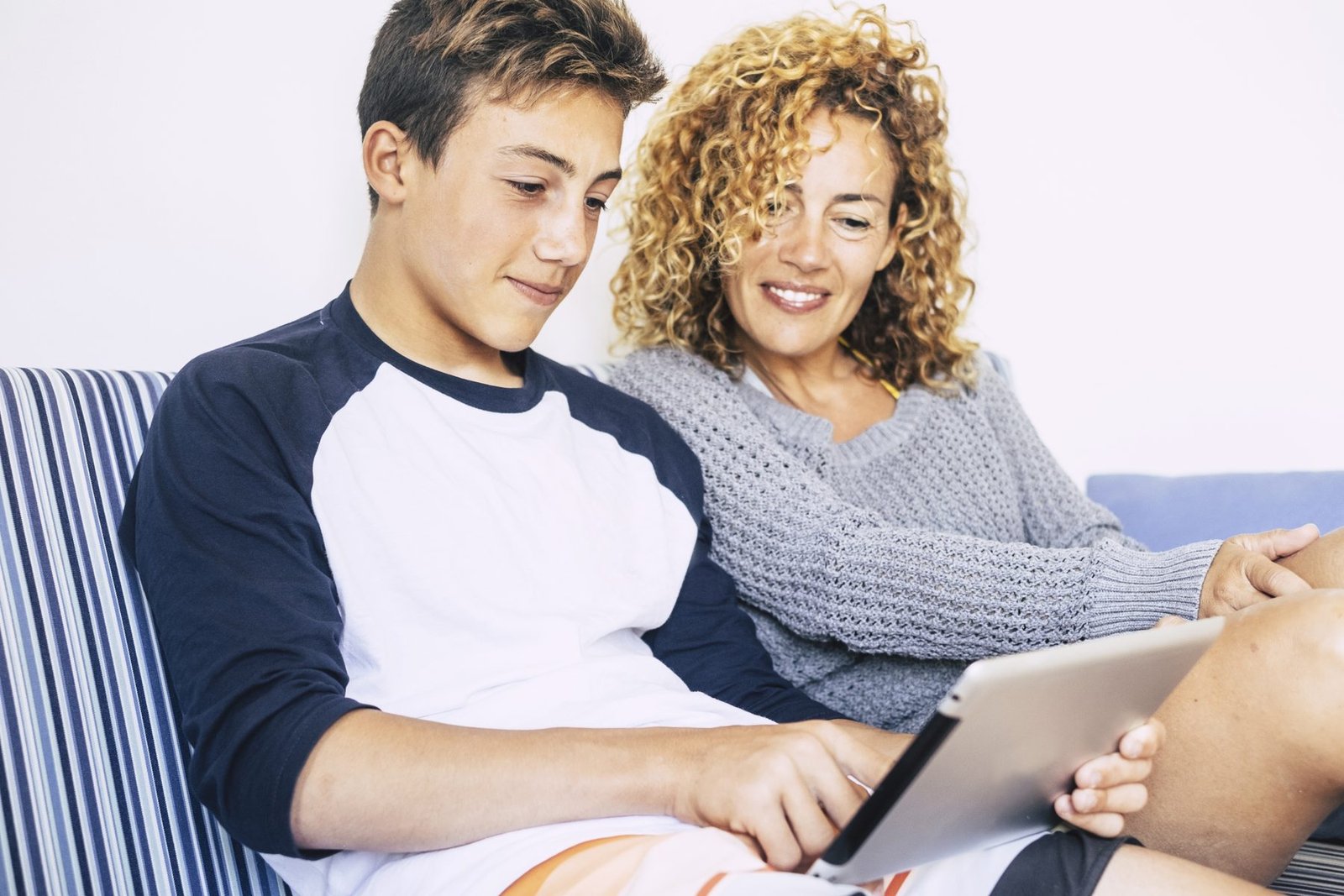 Tablette birlikte çalışan genç ve annesi