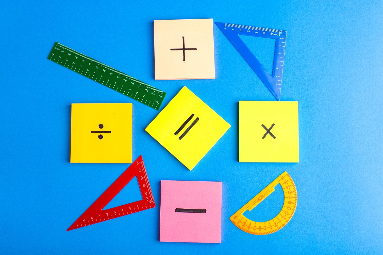 Renkli matematik sembolleri ve cetveller